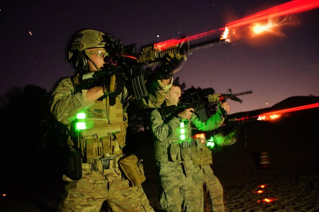 CYALUME SNAPLIGHT 6'' GREEN SAFETY LIGHT - NeonSales {{ shop.shopifyCountryName }}